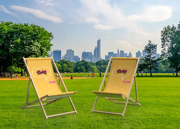 leżak reklamowy daisy na trawniku