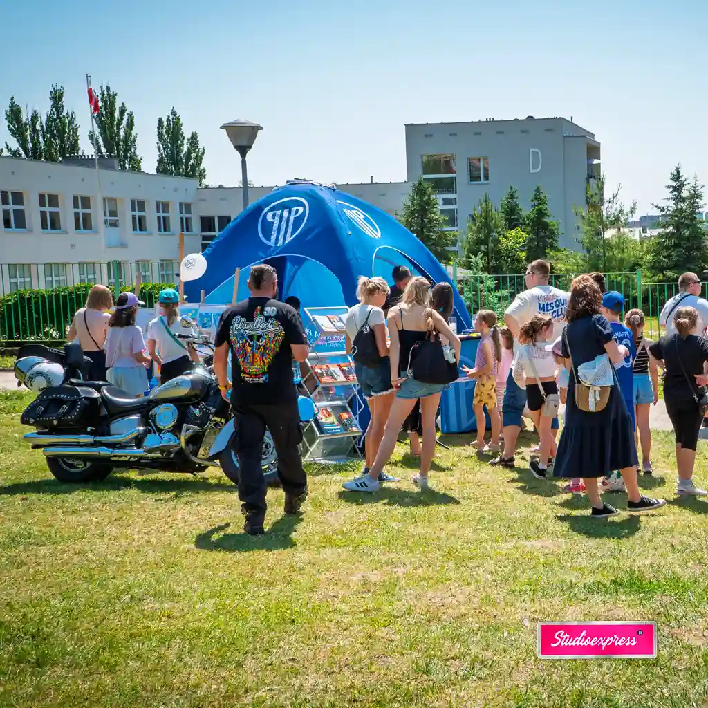 Namiot reklamowy 3x3 urzędu na evencie edukacyjnym w parku