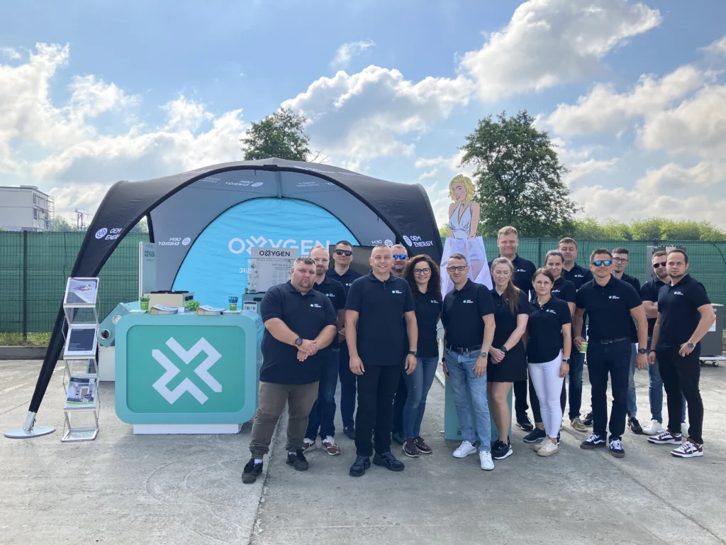 Kompaktowy, mocny – OEM Energy x Namiot Reklamowy Kermit’s Place