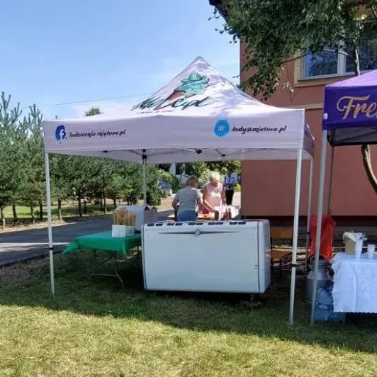 namiot reklamowy lodziarnia podczas eventu 
