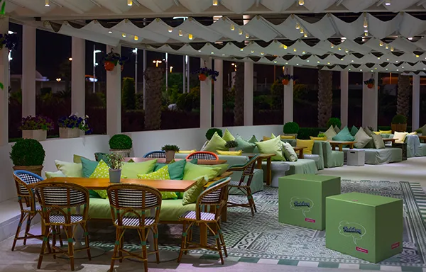 kostaka reklamowa z nadrukiem w strefie chill w restauracji